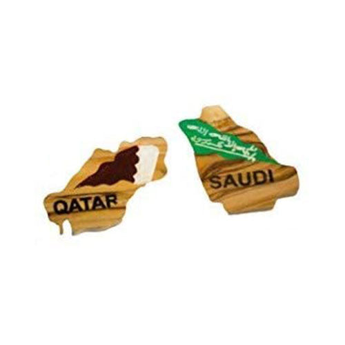Carte géographique en bois d'olivier sculptée à la main et peinte à la main des pays riches en pétrole et en gaz du Qatar et de l'Arabie saoudite.