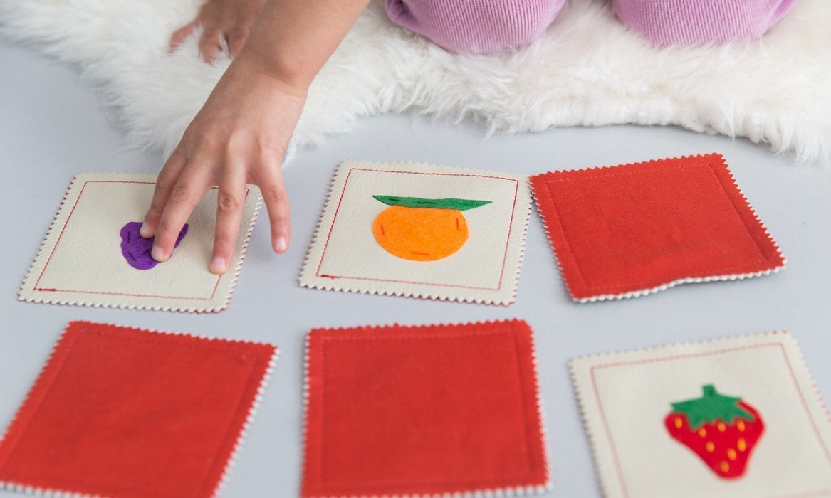 Jeu de mémoire de fruits faits à la main - Chaque pochette mesure 14 x 2,5 x 12,7 cm (16 patchs) – Fabriqué par des femmes artisans.